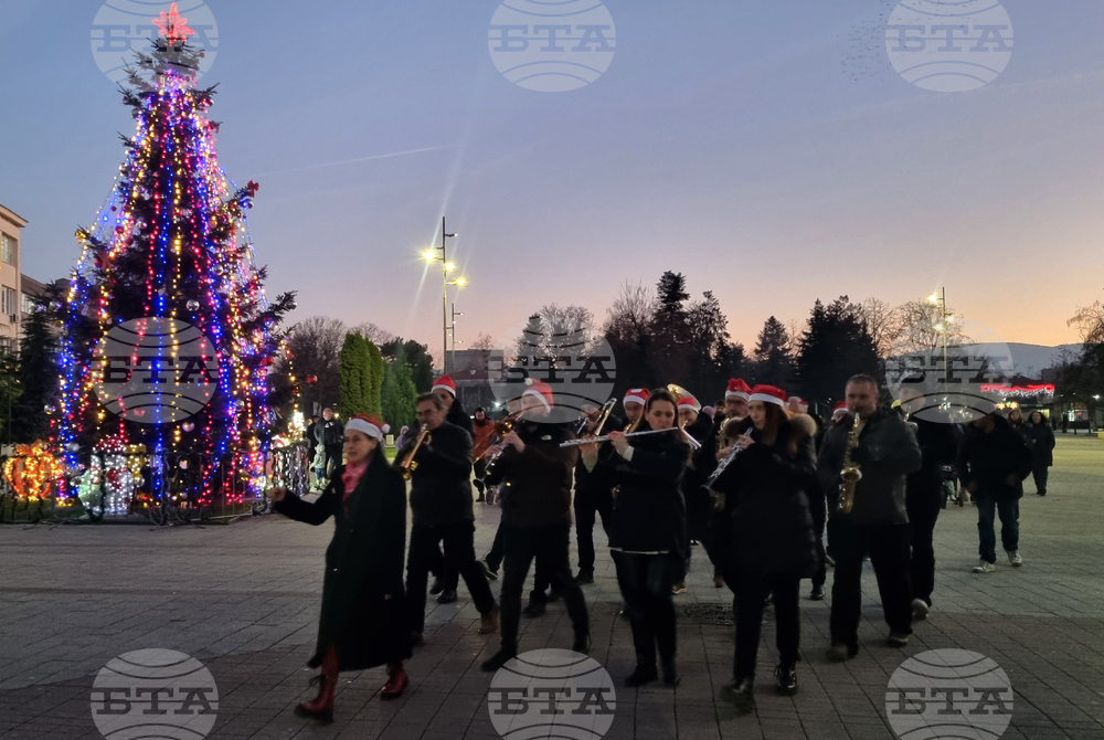 С дефиле и концерт на Духовия оркестър в Търговище беше открит коледният базар