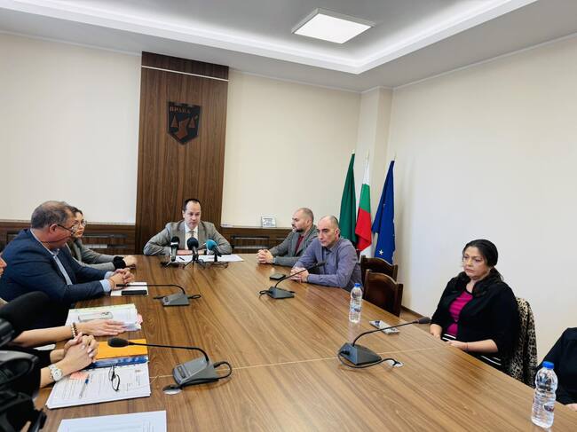 Няма наложен запор на болницата във Враца и лекарите ще получат заплатите си, обяви кметът Калин Каменов