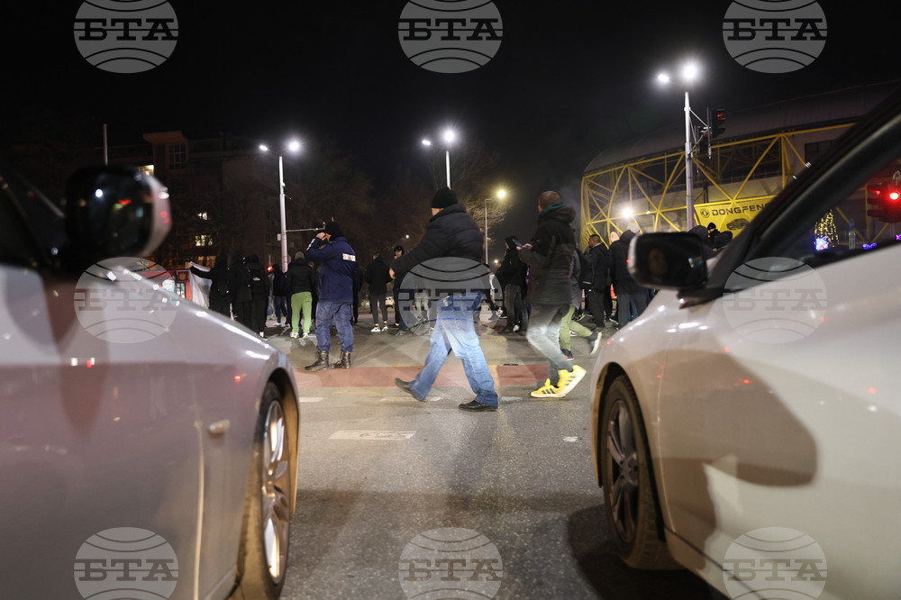 Пловдив - футболни фенове - протест срещу забавянето на строителството на стадион “Христо Ботев”