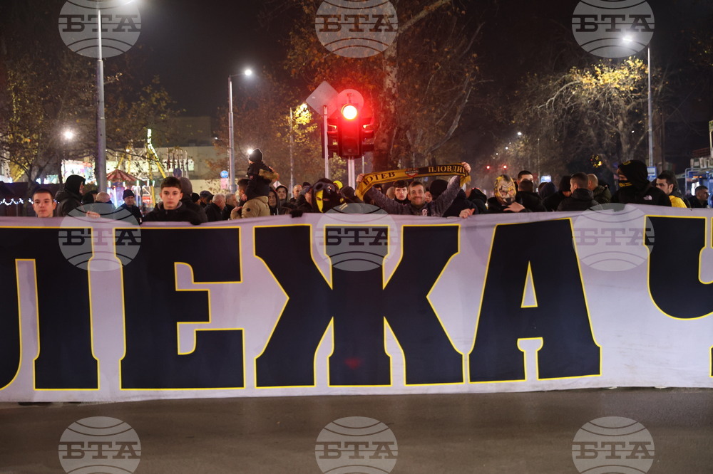 Пловдив - футболни фенове - протест срещу забавянето на строителството на стадион “Христо Ботев”