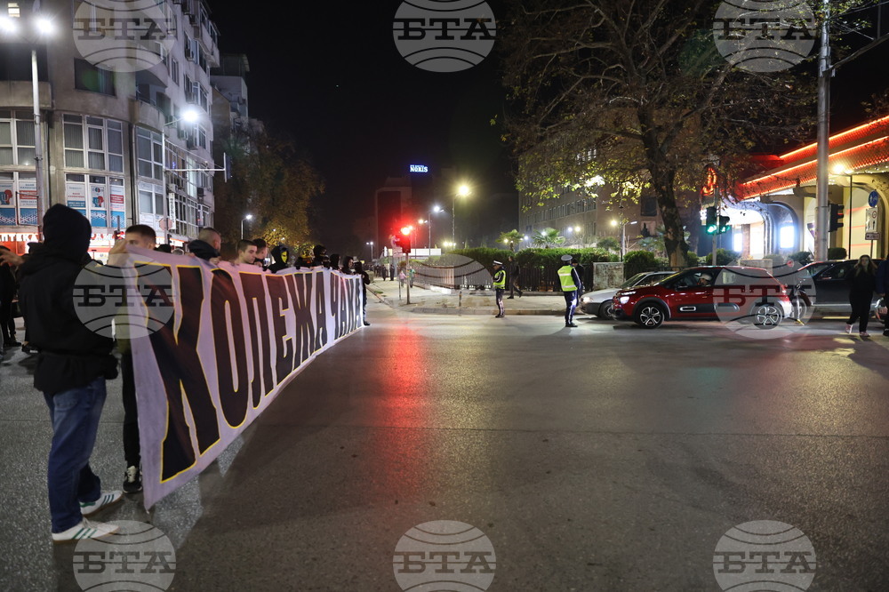 Пловдив - футболни фенове - протест срещу забавянето на строителството на стадион “Христо Ботев”