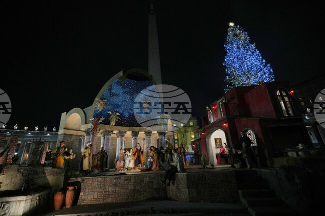 Ватиканът откри сцената "Рождество Христово" и запали светлините на коледната елха на площад "Свети Петър"
