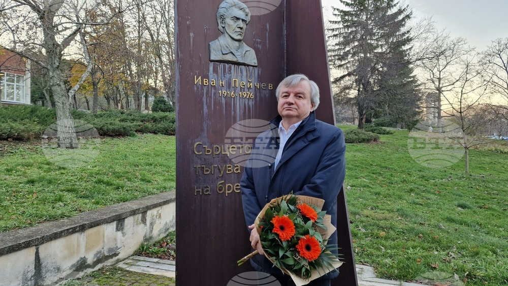 Иван Пейчев може да провокира с голямата честност към словото, с липсата на компромис при изричането на поезията, каза проф. Пламен Дойнов