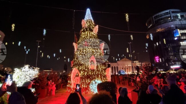 Запалиха светлините на коледната елха в центъра на Скопие