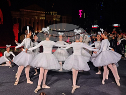 Северна Македония - Скопие - елха - празнични светлини