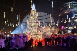 Северна Македония - Скопие - елха - празнични светлини
