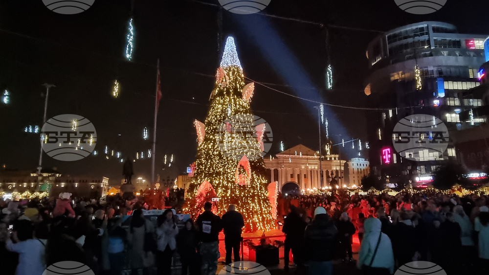 Северна Македония - Скопие - елха - празнични светлини