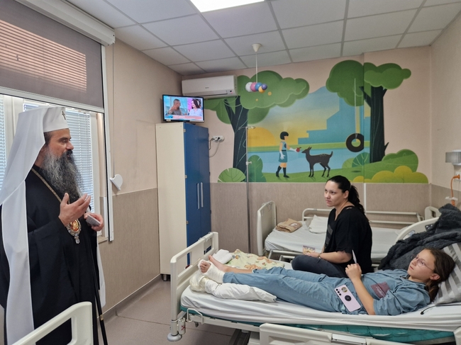 Софийска света митрополия: Патриарх Даниил посети детските отделения на болница „Пирогов“