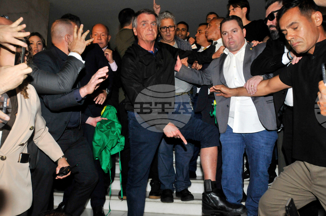 Бившият бразилски президент Болсонаро очаква позволение от съда, за да влезе в болница след падане 