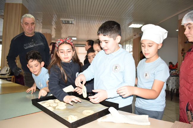  Община Разград: Над 70 деца от 5 училища си приготвиха гевречета в работилницата „Коледни обреди“
