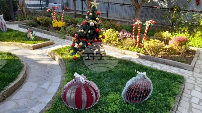 Ученици от Основно училище „Кочо Мавродиев“ украсиха къщата музей „Ванга“ в Петрич