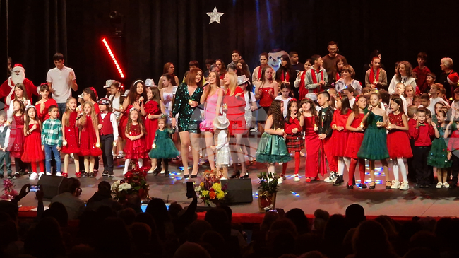 Коледен концерт спектакъл „Коледа за всички“ обедини млади таланти от школата по изкуства в Разград и техни приятели 