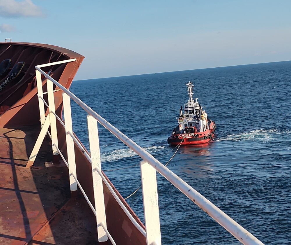 Министерство на транспорта и съобщенията: Успешно приключи операцията по придвижването на танкера „Кайрос“ до Бургаския залив