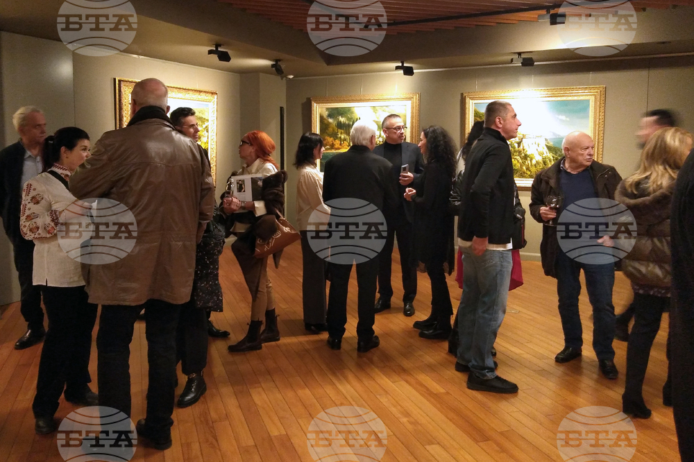 Президентът Румен Радев откри изложба „Крепости на вярата“ с творби на художника Васил Горанов