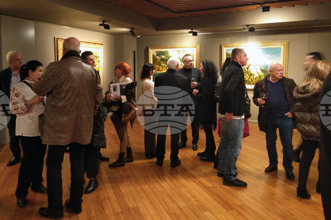 Президентът Румен Радев откри изложба „Крепости на вярата“ с творби на художника Васил Горанов