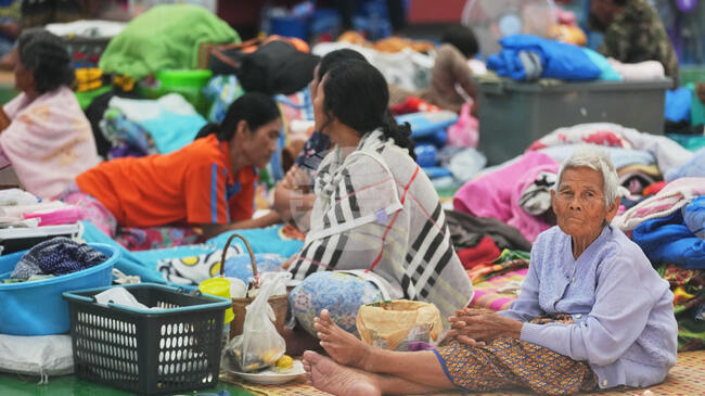 Тайланд работи за репатрирането на хиляди свои граждани, блокирани на граничен пункт с Камбоджа 