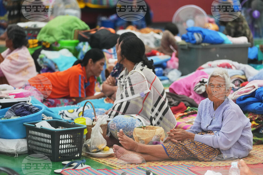 Тайланд работи за репатрирането на хиляди свои граждани, блокирани на граничен пункт с Камбоджа 