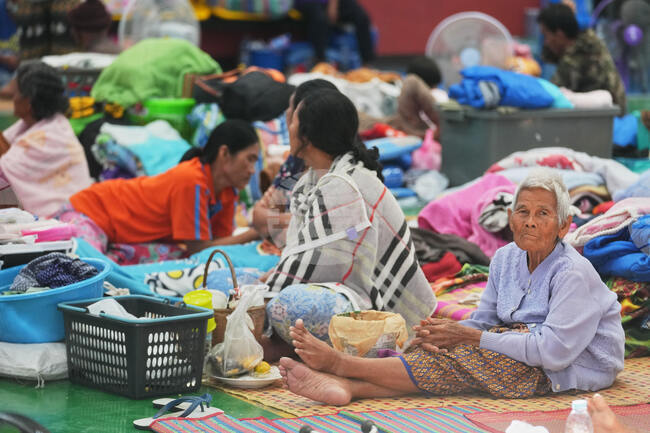 Тайланд работи за репатрирането на хиляди свои граждани, блокирани на граничен пункт с Камбоджа 