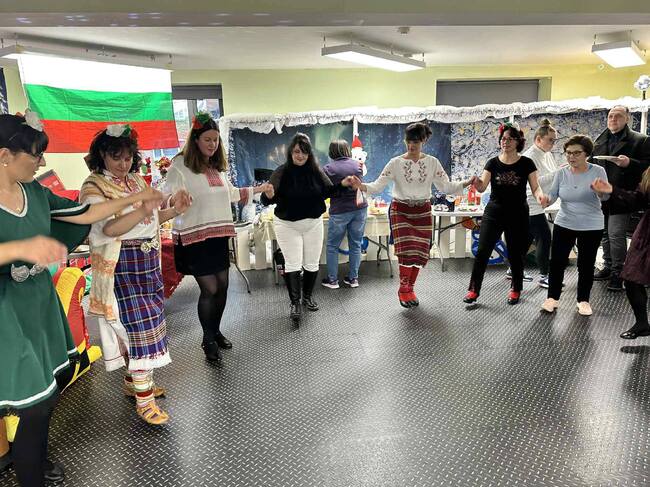 Българската фолклорна група „Багри“ в Дъблин организира коледно празненство за своите танцьори