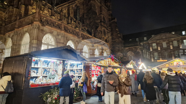 Коледният базар в Страсбург посреща посетителите с много светлини и украса, макар и при засилени мерки за сигурност 