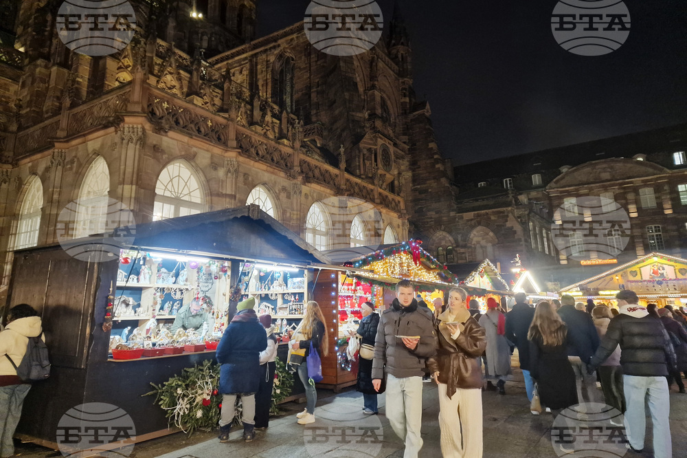 Коледният базар в Страсбург посреща посетителите с много светлини и украса, макар и при засилени мерки за сигурност 