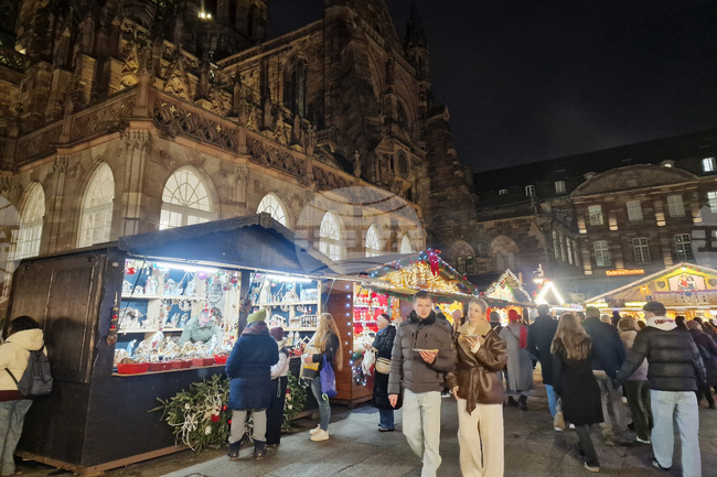 Коледният базар в Страсбург посреща посетителите с много светлини и украса, макар и при засилени мерки за сигурност 