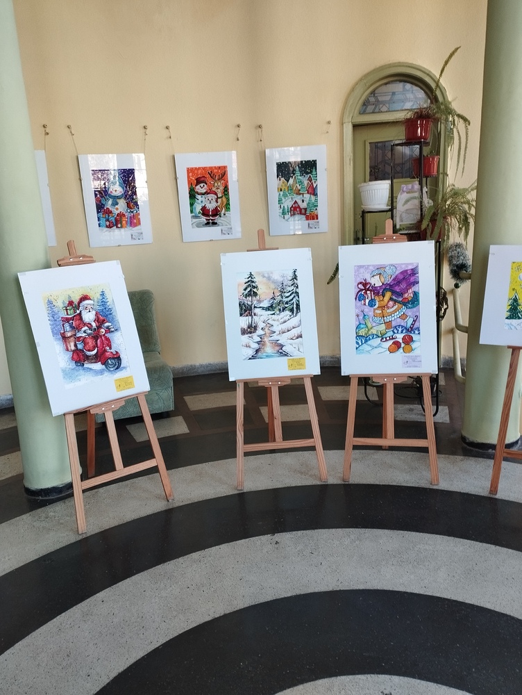 Над 30 деца показаха свои творби в изложбата „Вълшебна Коледа“ в Общинската библиотека „Искра“ в Казанлък