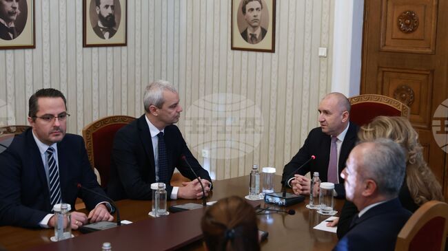 Сложна е социално-икономическата и политическата ситуация в страната, каза президентът Радев в началото на консултацията с „Възраждане“