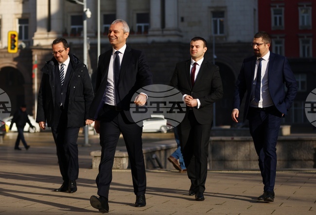 Представители на „Възраждане“ пристигнаха на "Дондуков" 2 за консултации с президента Румен Радев