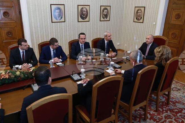 Сложна е социално-икономическата и политическата ситуация в страната, каза президентът Радев в началото на консултацията с „Възраждане“