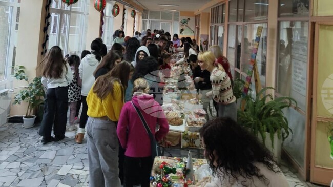 Благотворителен базар на СУ „Цветан Радославов“ в Свищов събра средства за посещение на изявени ученици в Страсбург