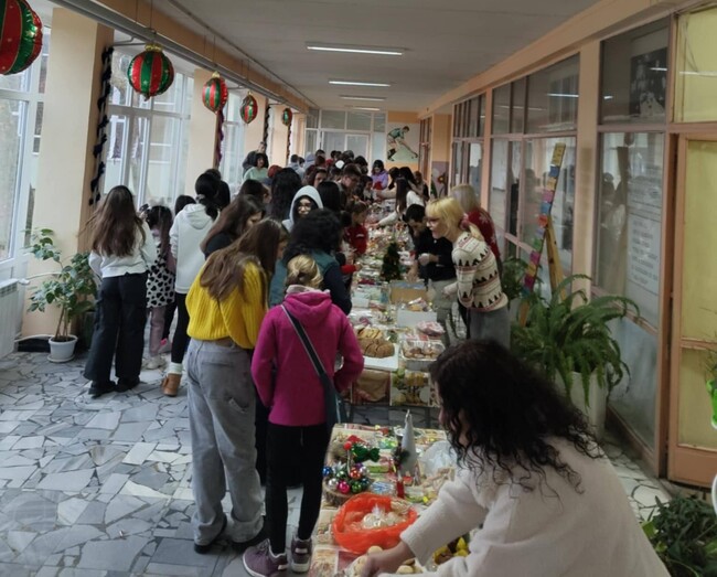 Благотворителен базар на СУ „Цветан Радославов“ в Свищов събра средства за посещение на изявени ученици в Страсбург
