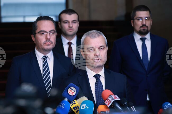 Трябва да се предложи нов бюджет, в който да няма заложени дългове, коментира Костадин Костадинов