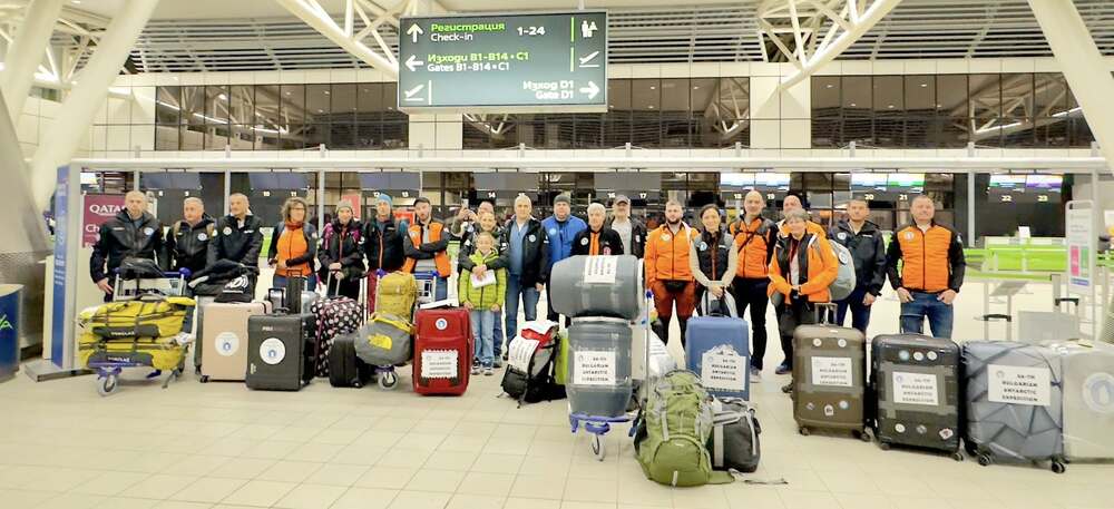 Втората група от 34-тата българска антарктическа експедиция отпътува рано тази сутрин от летището в София