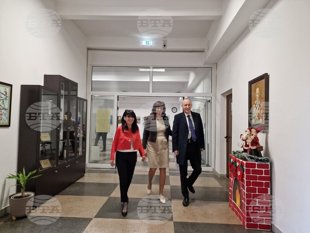 Министърът на образованието и науката в оставка Красимир Вълчев пристигна в Монтана за откриването на STEM център