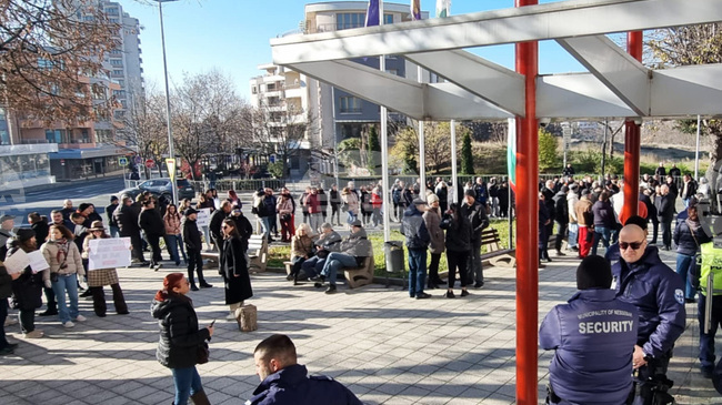 Един човек е задържан по време на протеста пред сградата на Общинския съвет в Несебър 