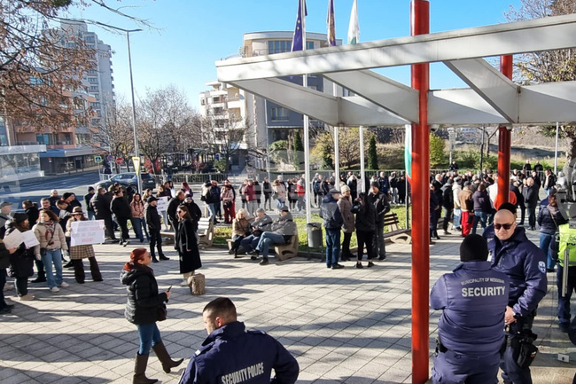Един човек е задържан по време на протеста пред сградата на Общинския съвет в Несебър 
