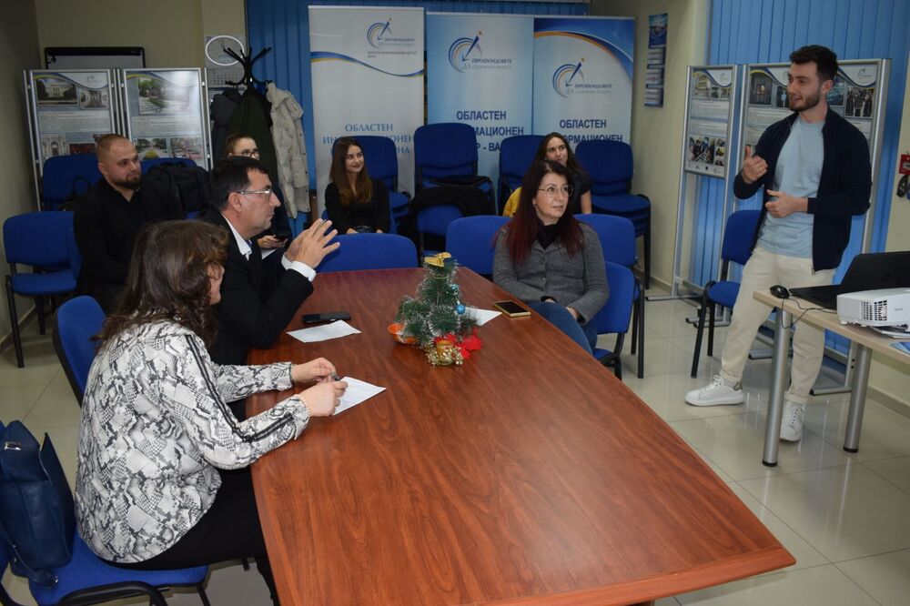 Проект за производство на здравословни мусове спечели първото място в студентския конкурс на ОИЦ-Варна