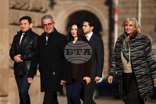 Представители на „Движение за права и свободи – Ново начало“ пристигнаха на "Дондуков" 2 за консултации с президента Румен Радев