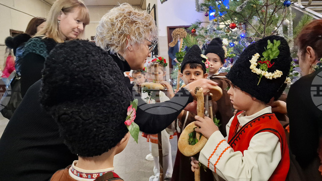 Магистратите от Хасково организираха благотворителен базар в палатата на съда за набиране на средства за лечението на деца