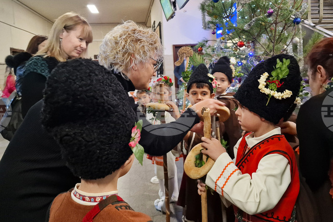 Магистратите от Хасково организираха благотворителен базар в палатата на съда за набиране на средства за лечението на деца