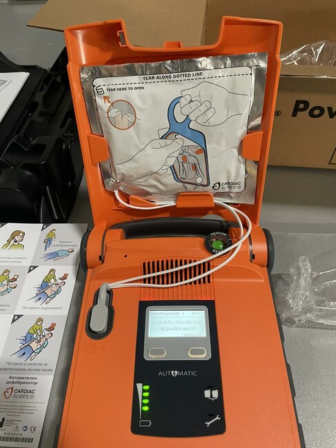 Спортната зала „Арена Самоков“ вече разполага с първия в града дефибрилатор