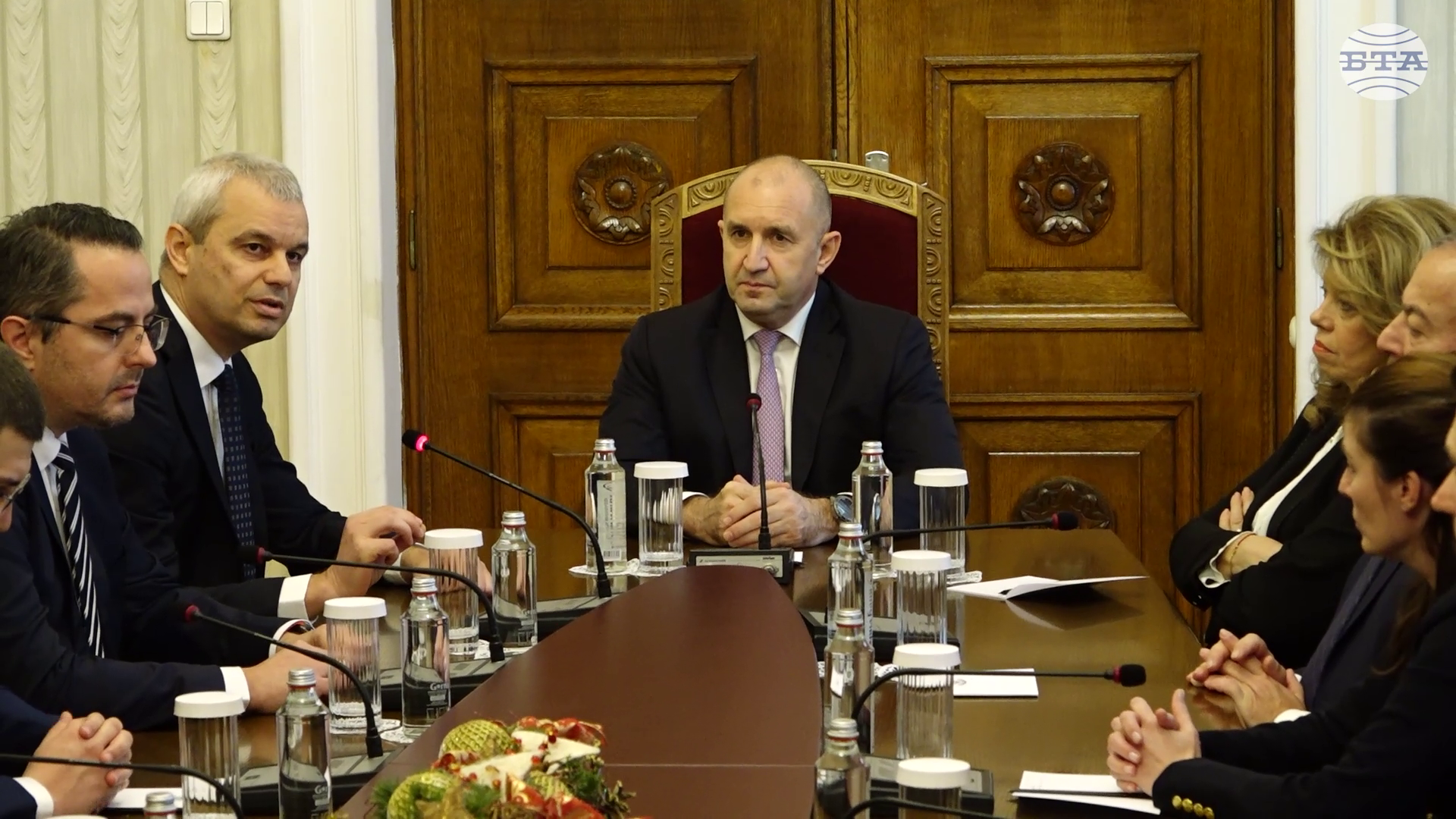 Представители на „Възраждане“ пристигнаха на „Дондуков“ 2 за консултации с президента Румен Радев