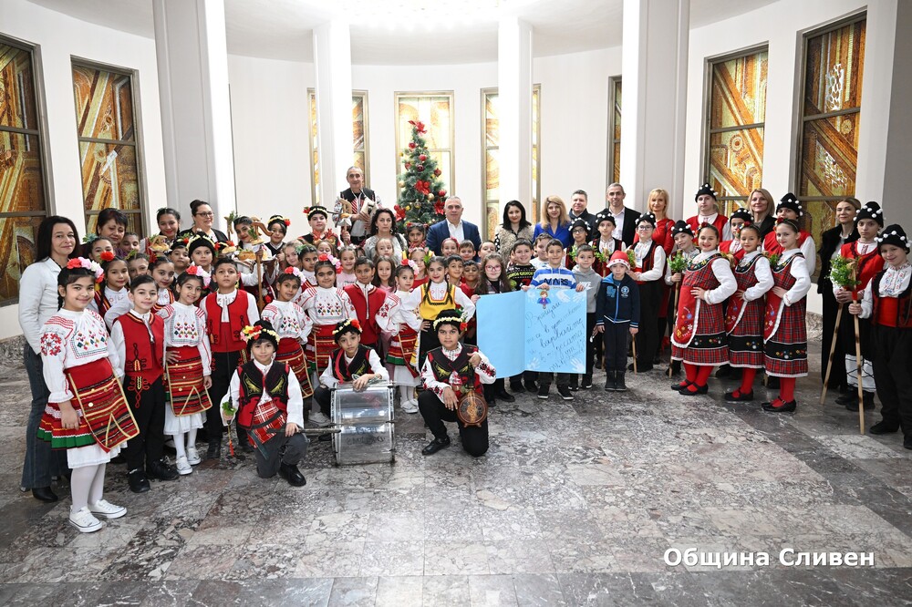 Община Сливен: Ученици от сливенски училища поздравиха общинската администрация с коледни изпълнения