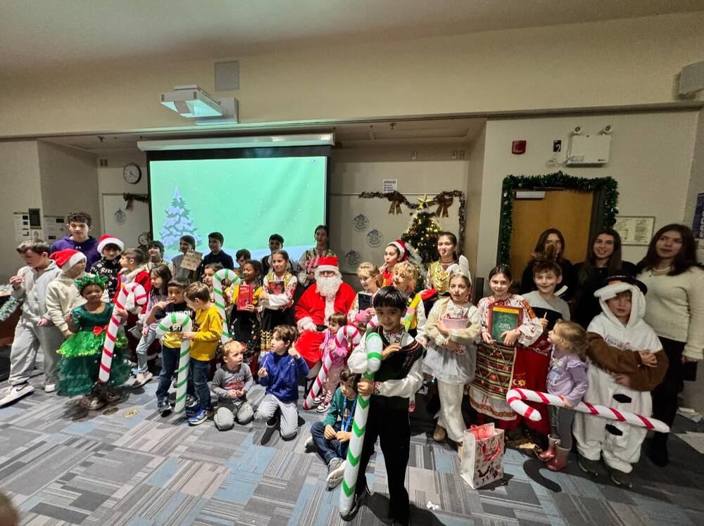 Коледно тържество организираха от Българското училище „Св. св. Кирил и Методий“ във Ванкувър, Канада, за своите ученици