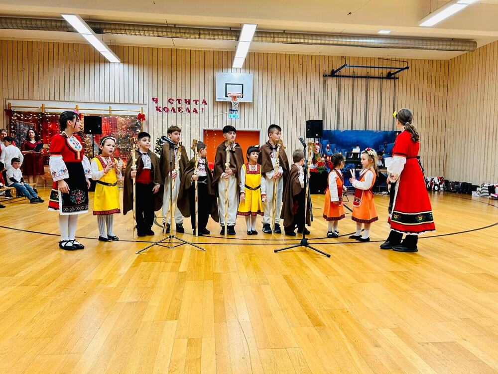 Песни, танци и слово, както и кулинарен базар бяха сред акцентите на коледното тържество на училище „Христо Ботев“ в Аугсбург, Германия
