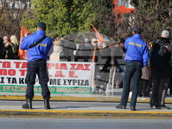Гърция - Атина - служители в публичния сектор - протест за увеличение на трудовите възнаграждения