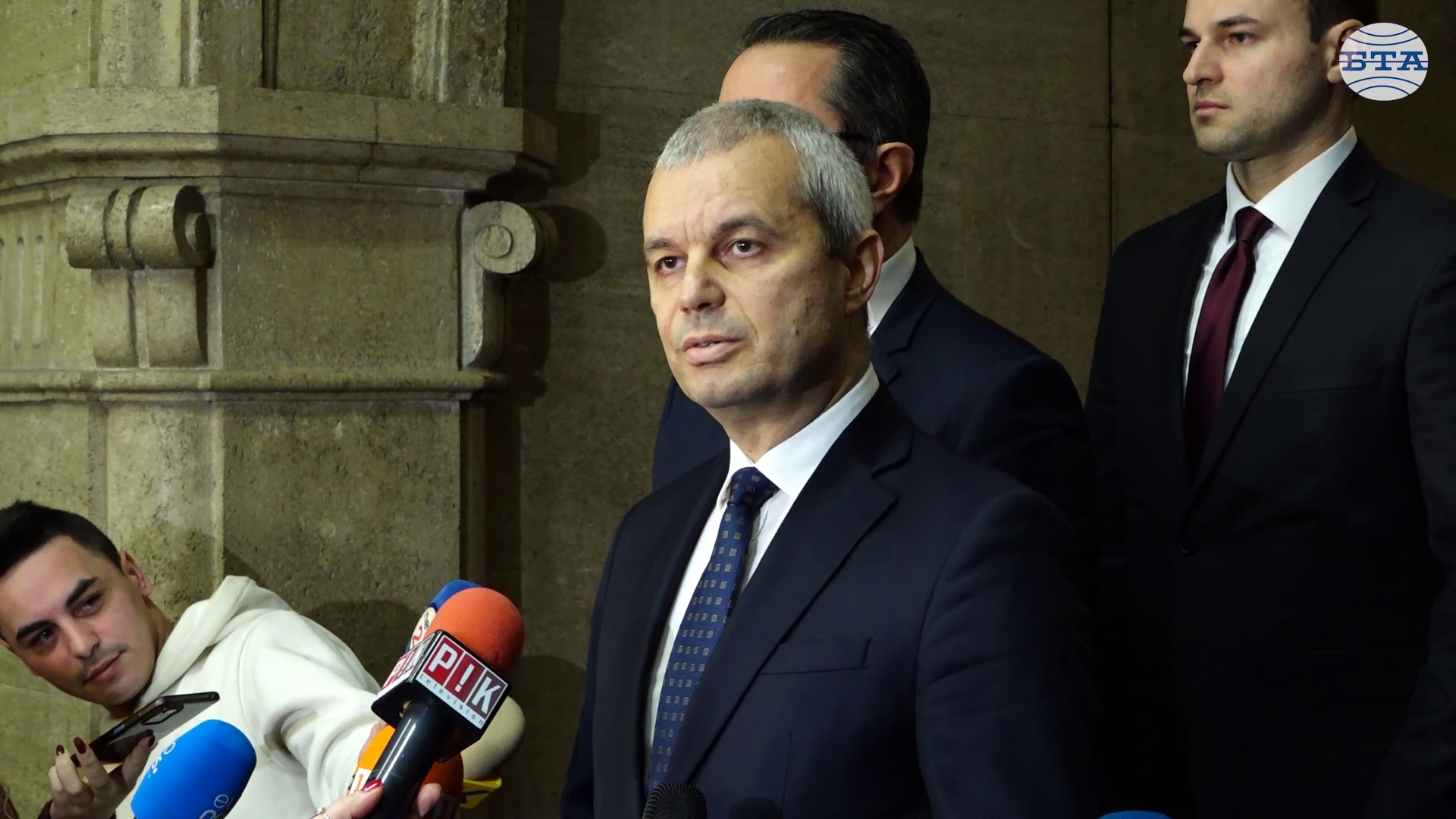 Трябва да се предложи нов бюджет, в който да няма заложени дългове, коментира Костадин Костадинов