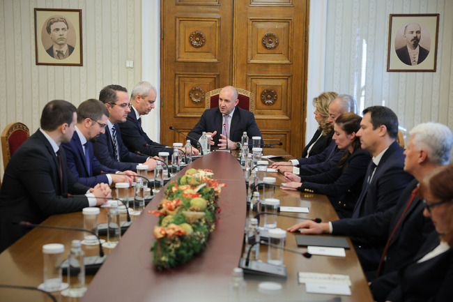 Държавният глава проведе консултации с представители на парламентарната група на „Възраждане“