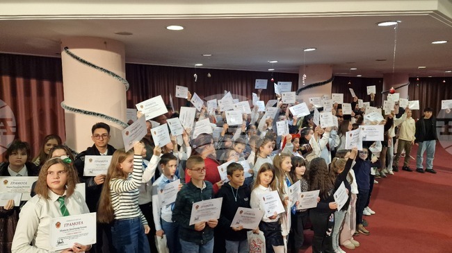 Повече от сто даровити деца от Разград получиха награди за постигнати успехи през 2025 година